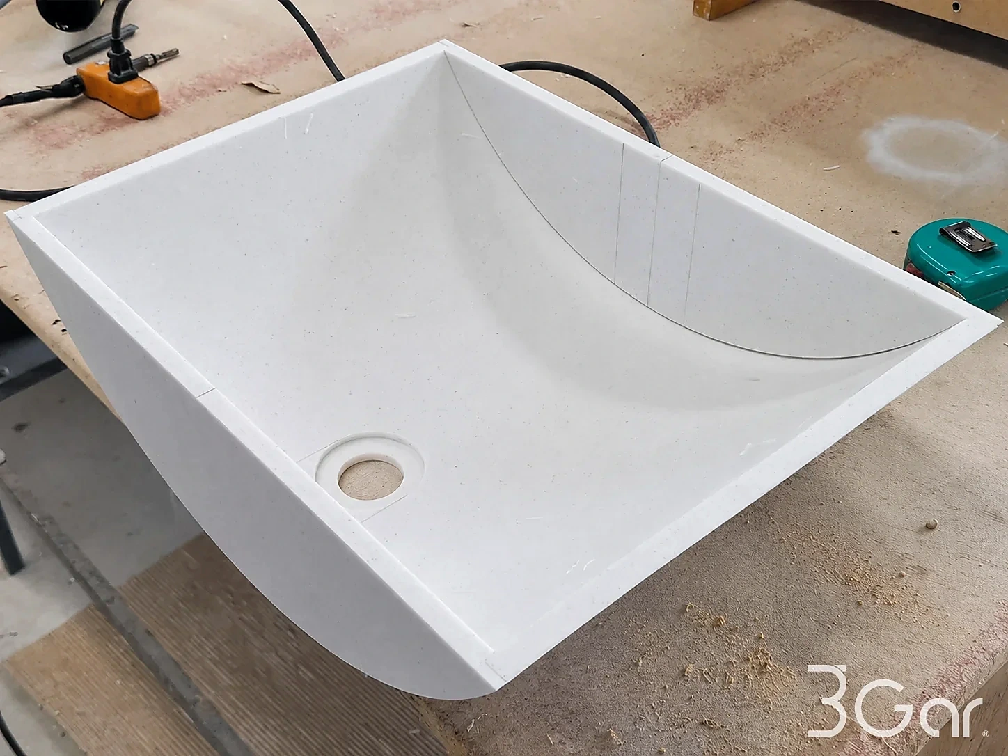 Producción de lavabo curvo de superfice sólida