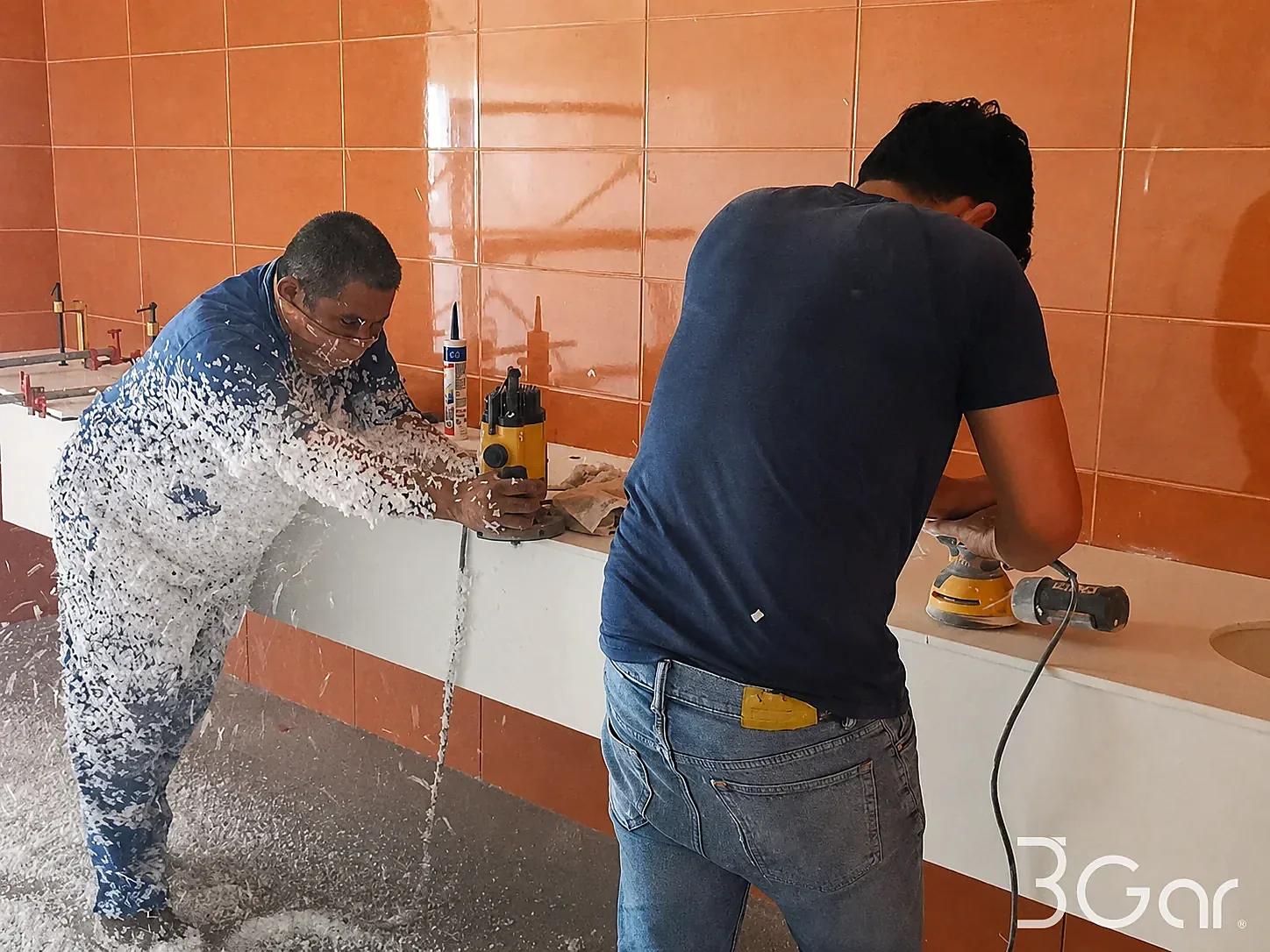 Instalación de cubierta de lavabo de superficie sólida