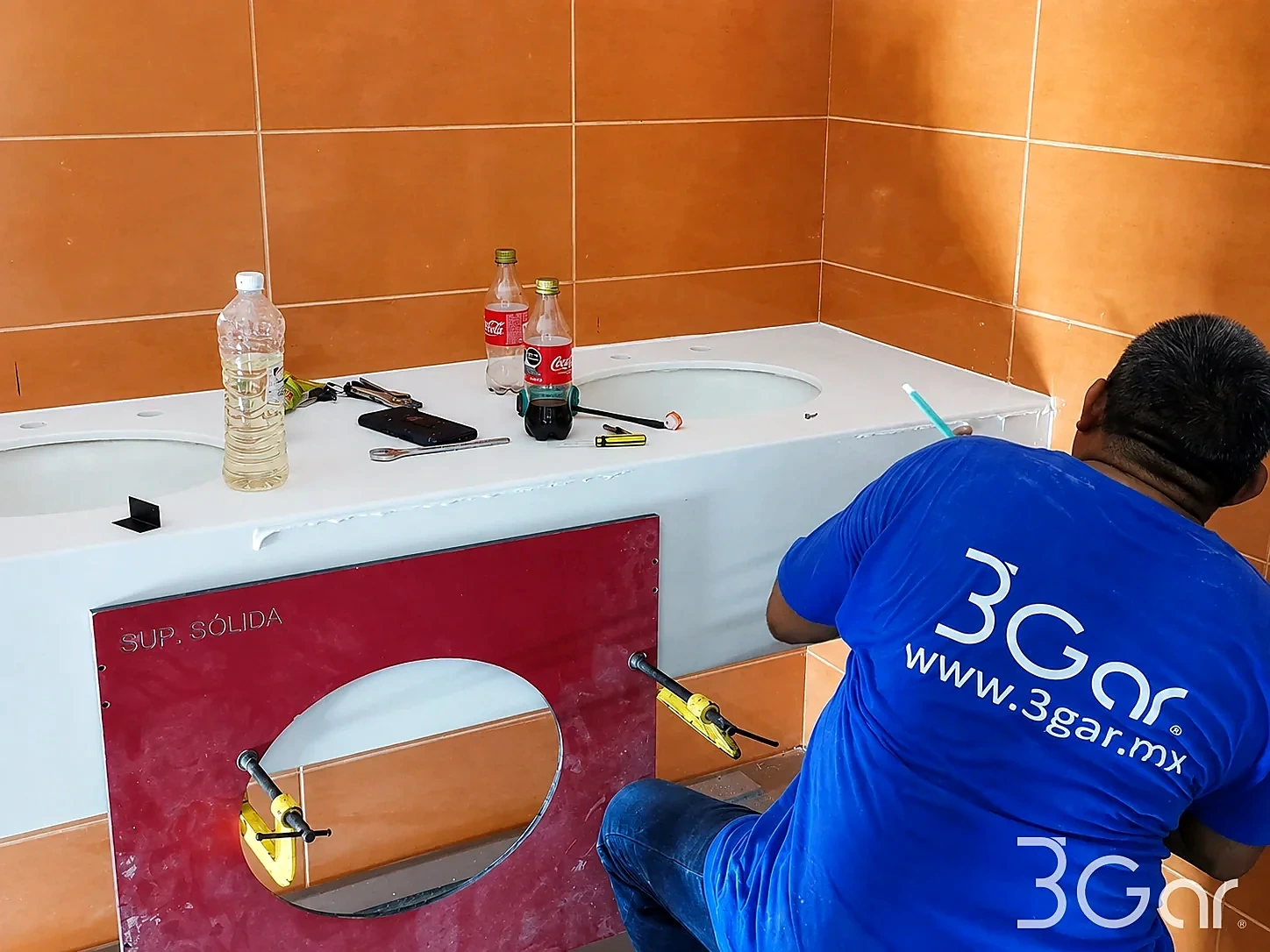 Instalación de cubierta de lavabo de superficie sólida