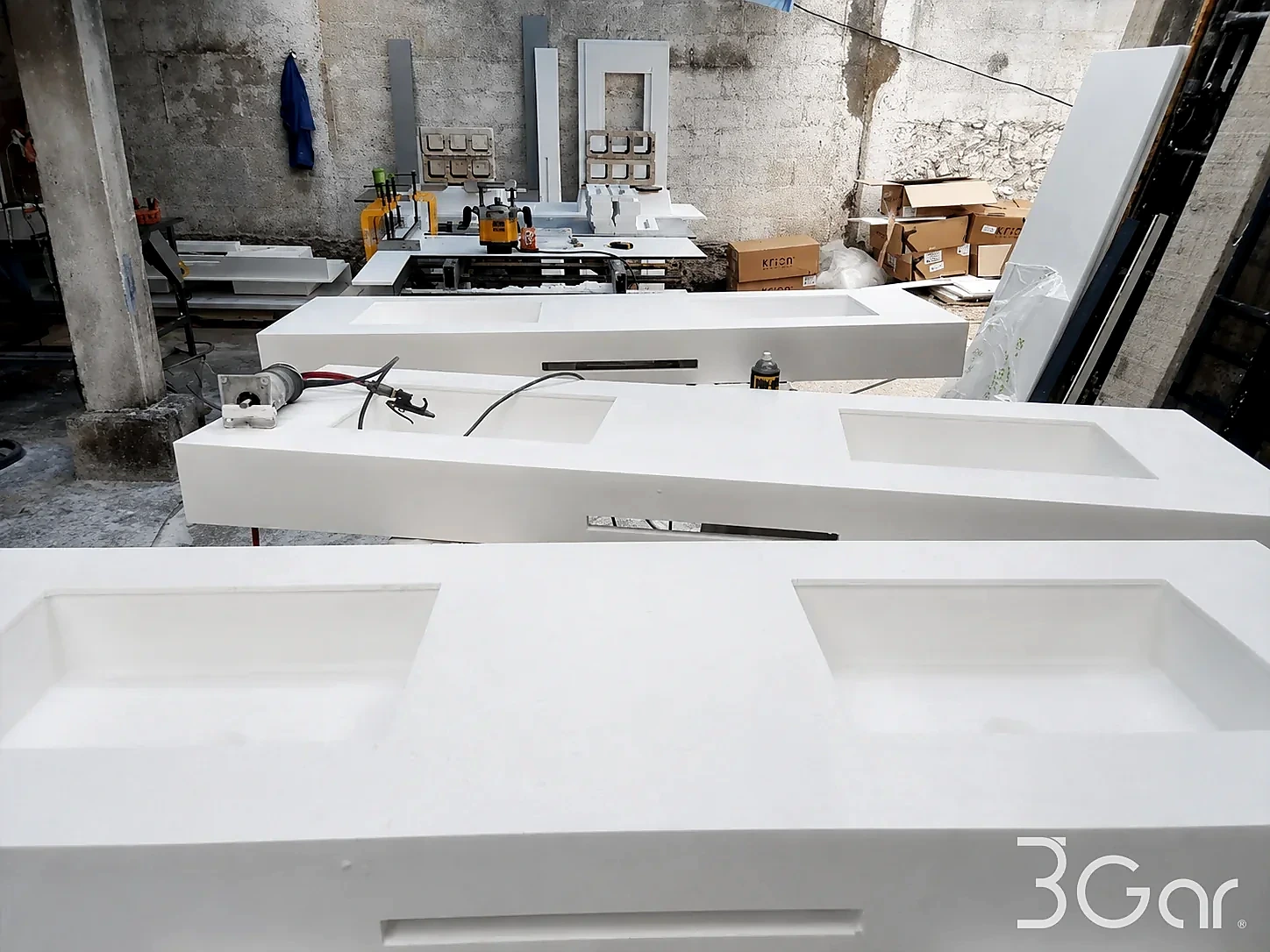 Proceso de fabricación de lavabos de superficie sólida
