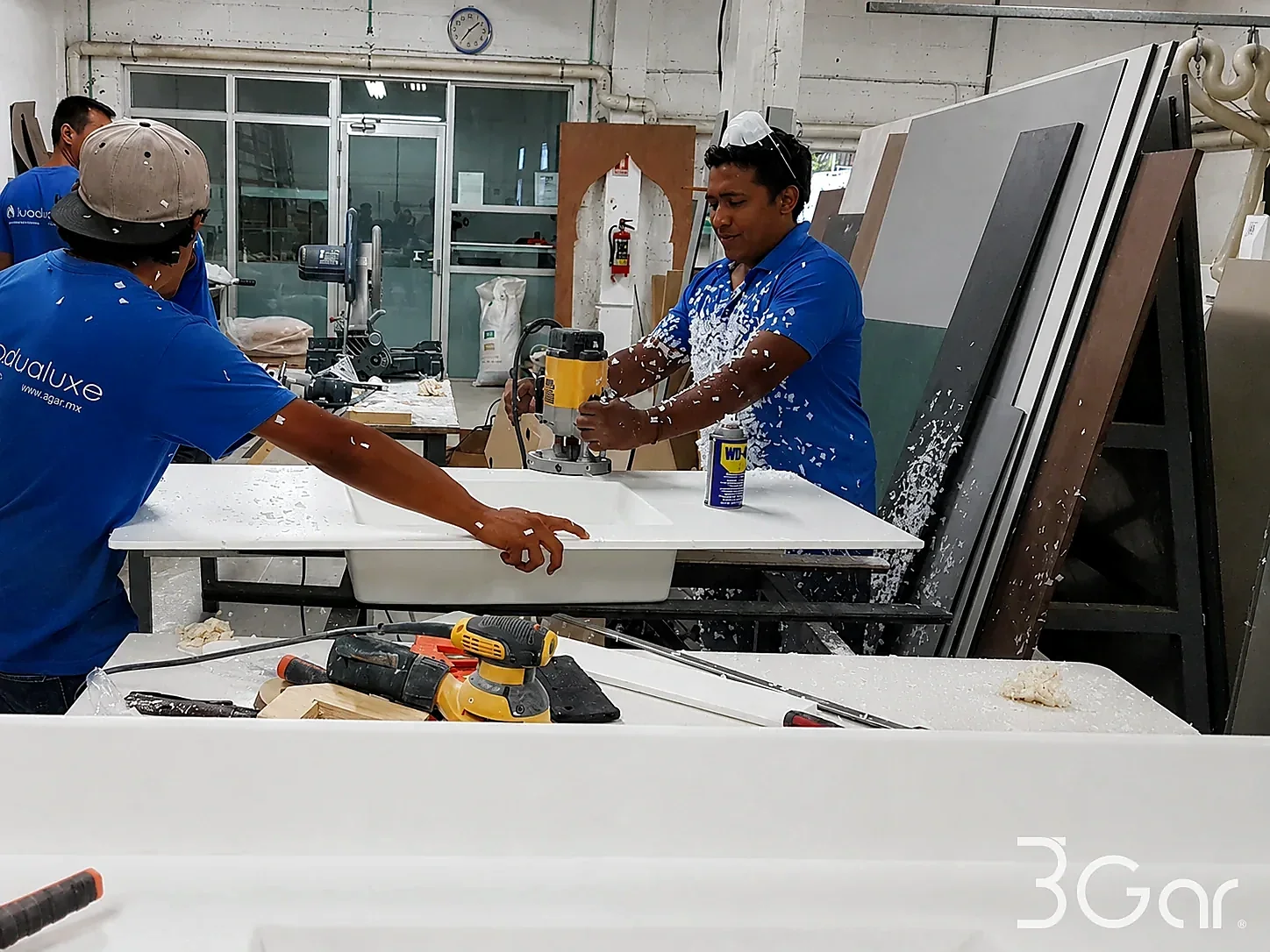 Proceso de fabricación de cubiertas de superficie sólida