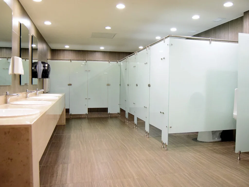 Mamparas sanitarias de cristal laminado templado para baños modernos