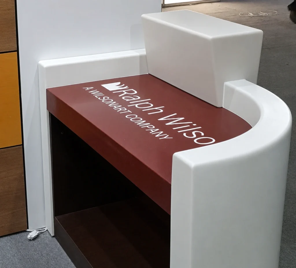 Mueble de superficie sólida con insertos de texto