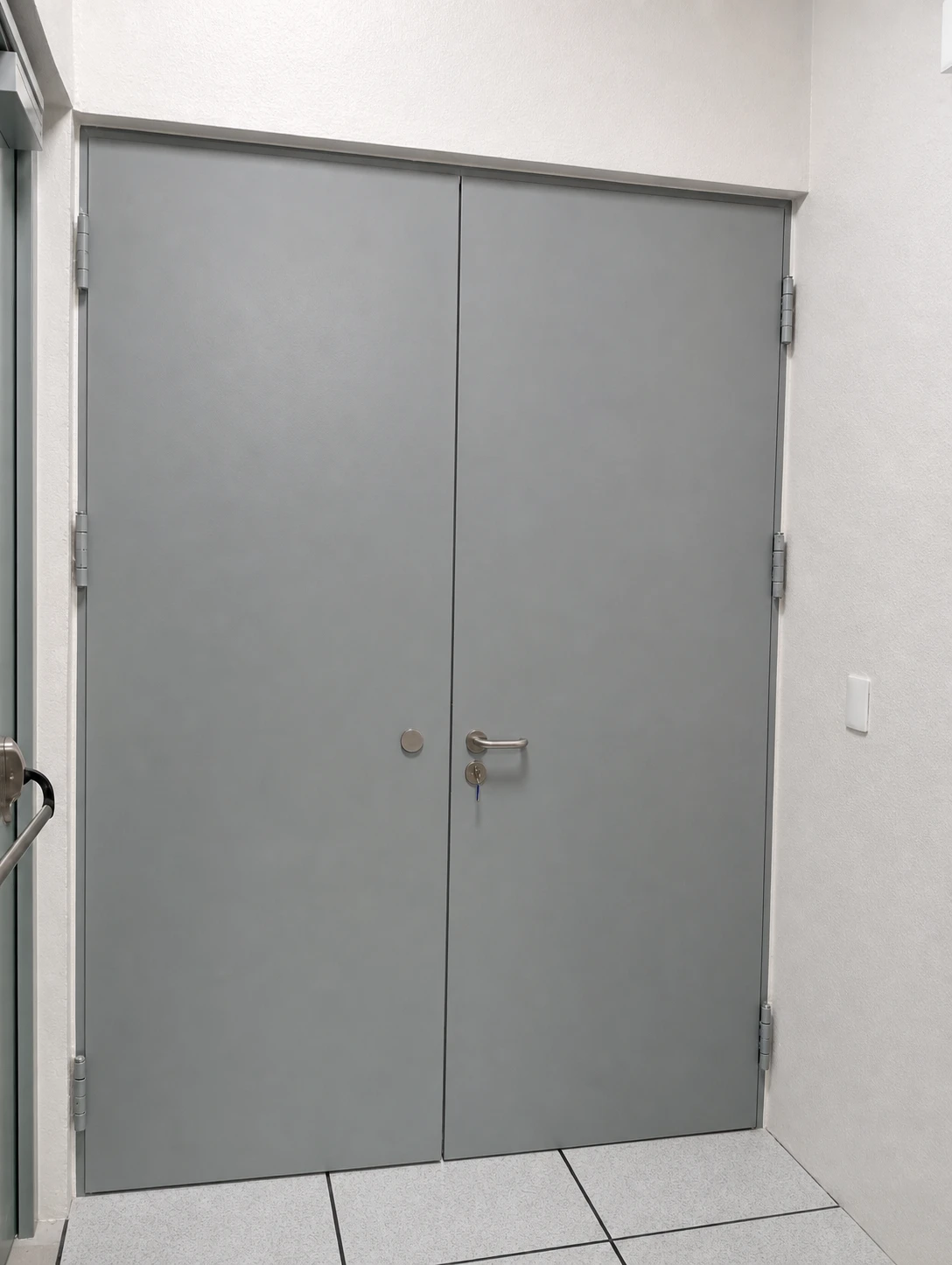Puerta metálica gris UL